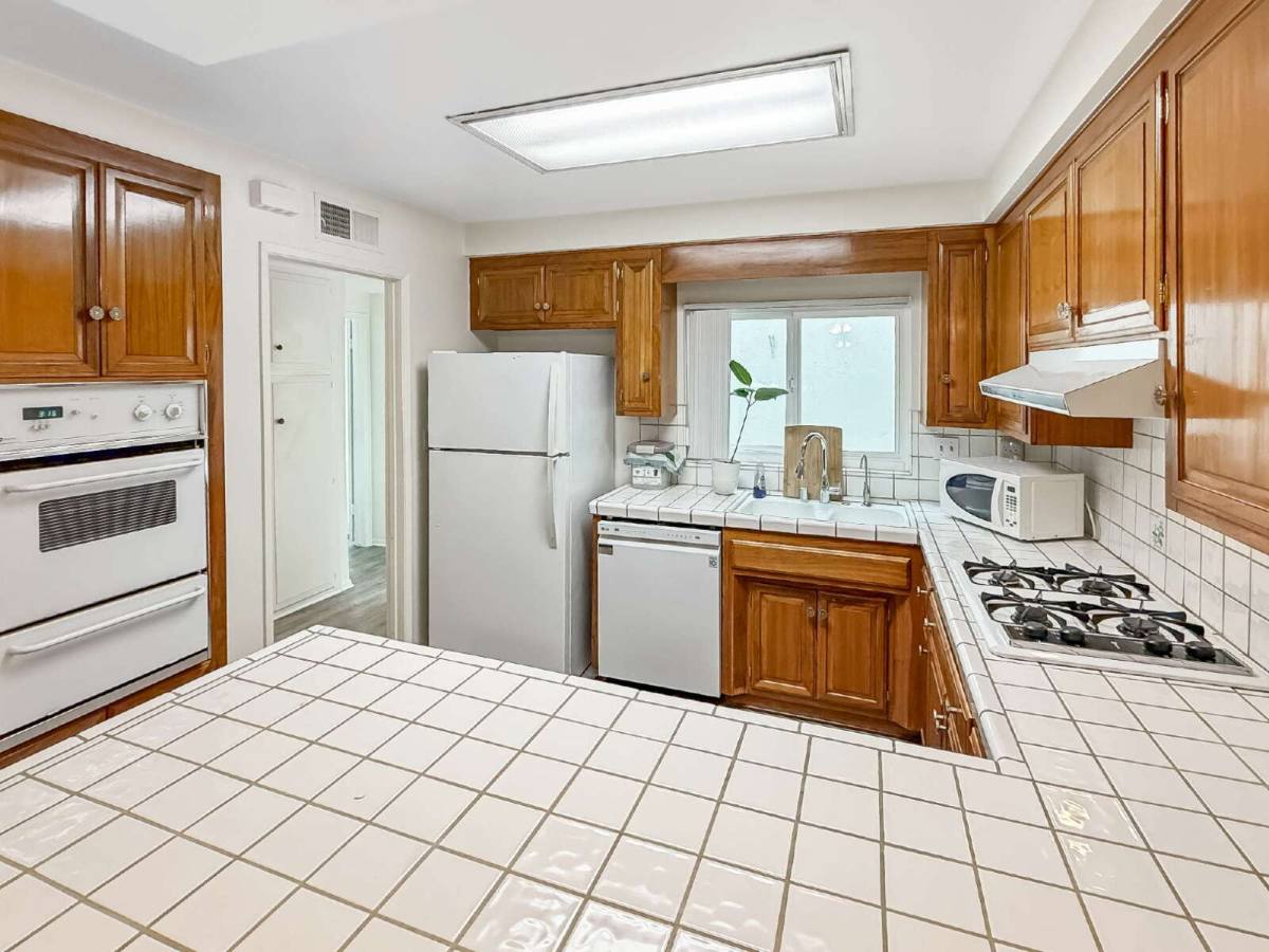Apartment for rent at 26827 Circle of The Oaks, Newhall, CA 91321