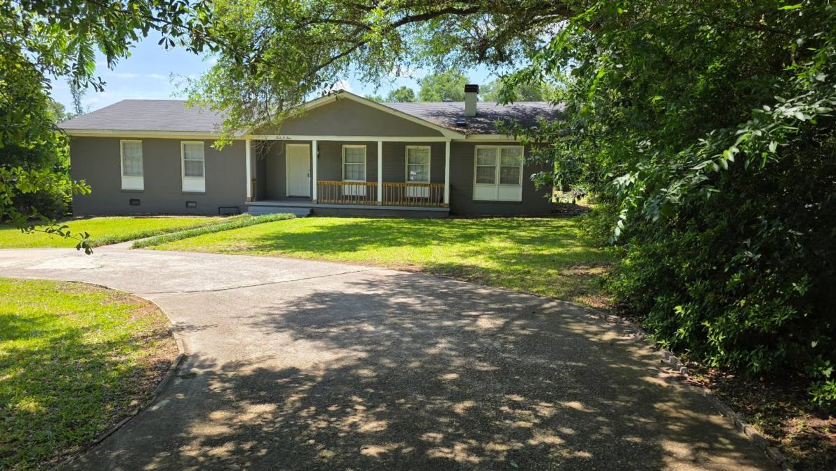 House for rent at 404 Elizabeth Ave, Albany, GA 31705