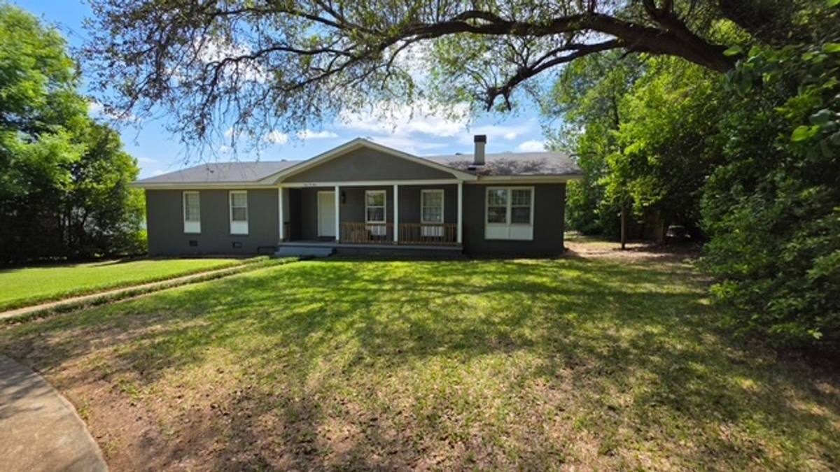House for rent at 404 Elizabeth Ave, Albany, GA 31705
