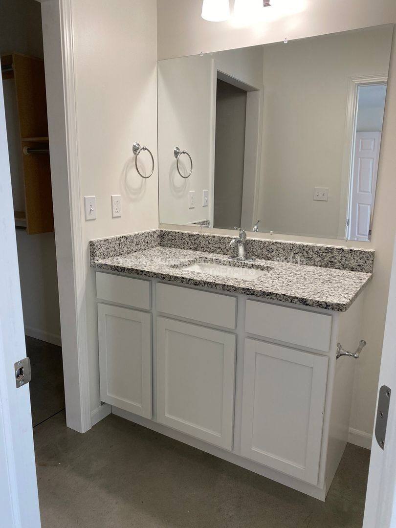 Townhouse for rent at 1514 N Madison Ave, Wichita, KS 67214