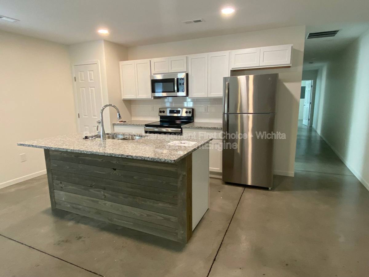 Townhouse for rent at 1514 N Madison Ave, Wichita, KS 67214