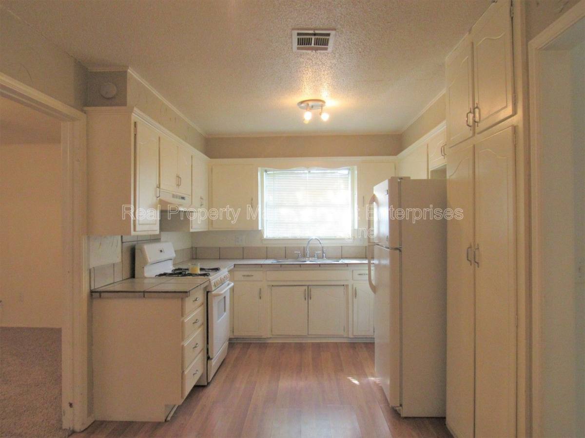 House for rent at 637 Redstone Ave, Edmond, OK 73013