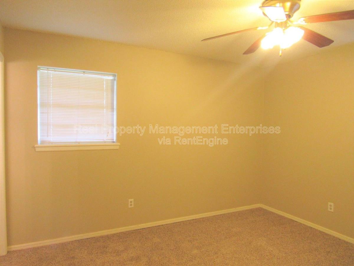 House for rent at 637 Redstone Ave, Edmond, OK 73013