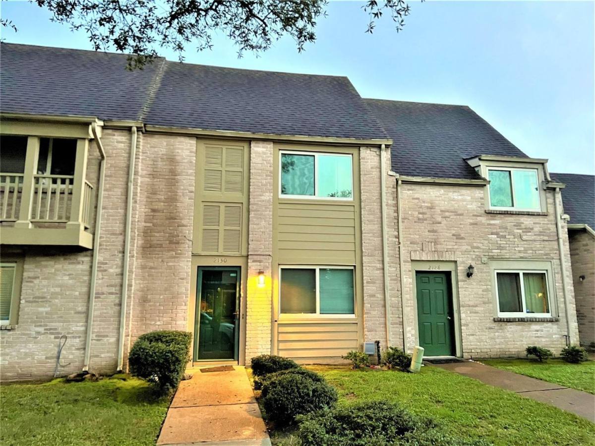 Townhouse for rent at 2130 Greenbriar Colony Dr, Houston, TX 77032