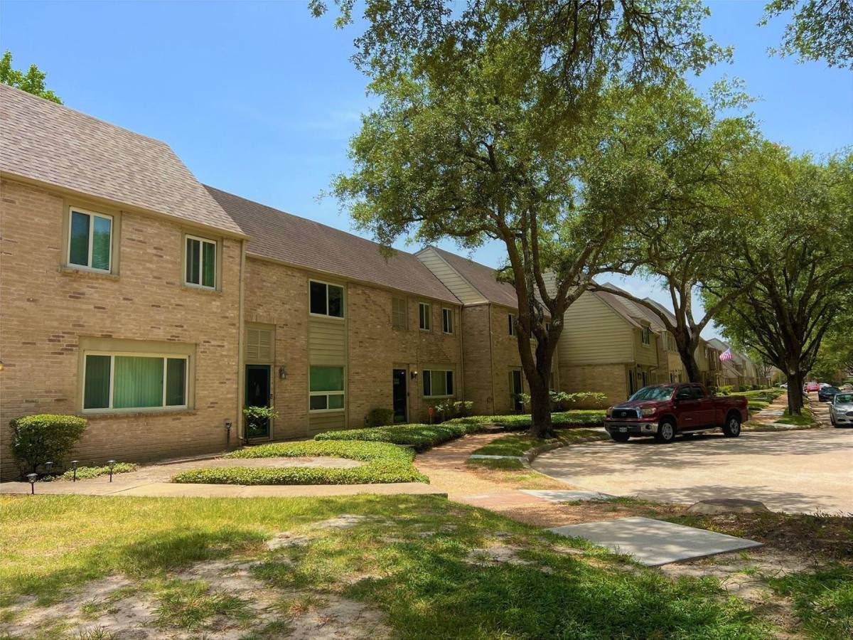 Townhouse for rent at 2130 Greenbriar Colony Dr, Houston, TX 77032