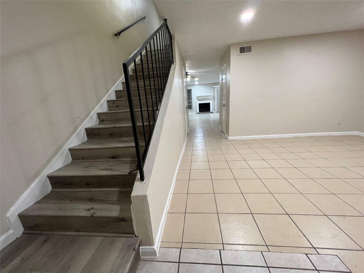 Townhouse for rent at 2130 Greenbriar Colony Dr, Houston, TX 77032