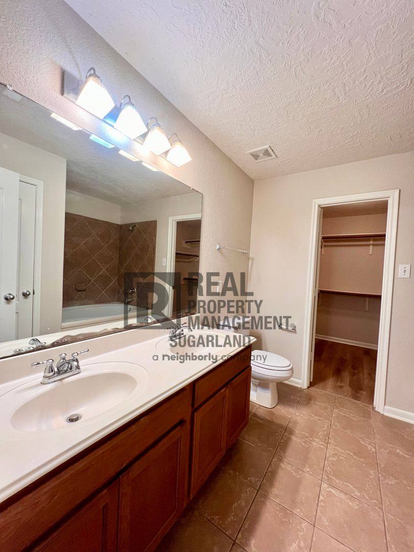 House for rent at 2706 Skyview Downs Dr, Houston, TX 77047