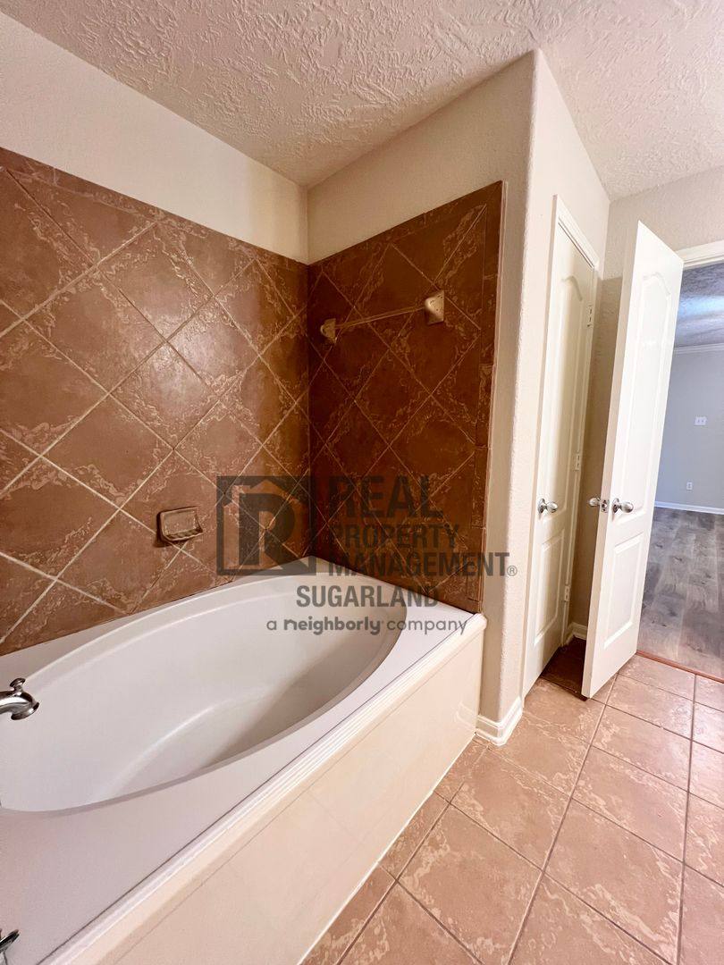 House for rent at 2706 Skyview Downs Dr, Houston, TX 77047