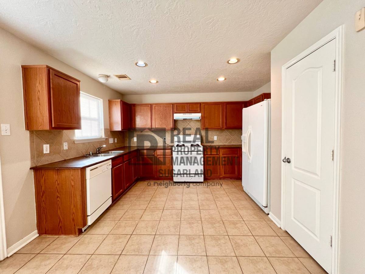 House for rent at 2706 Skyview Downs Dr, Houston, TX 77047