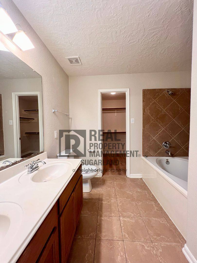 House for rent at 2706 Skyview Downs Dr, Houston, TX 77047