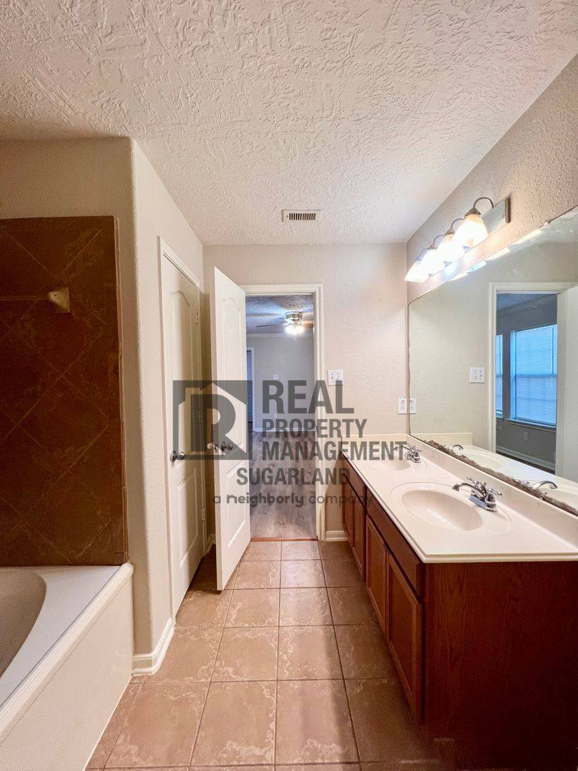 House for rent at 2706 Skyview Downs Dr, Houston, TX 77047
