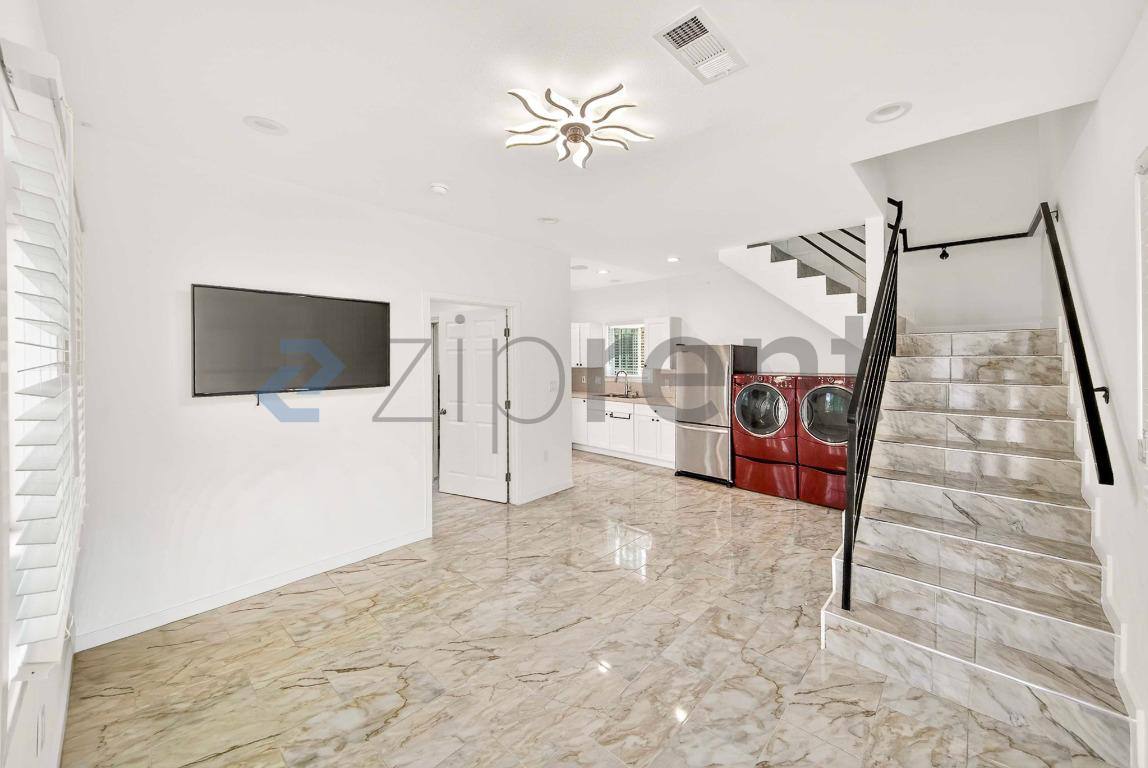 House for rent at 17426 Elkwood St #ADU, Northridge, CA 91325