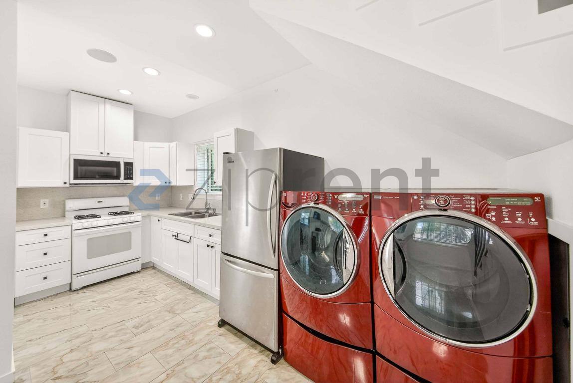 House for rent at 17426 Elkwood St #ADU, Northridge, CA 91325
