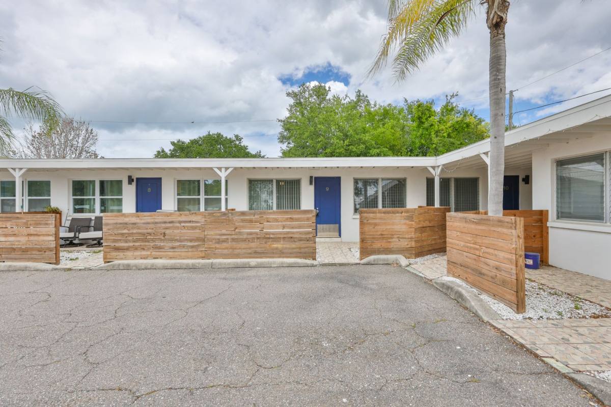 Apartment for rent at 2035 Edgewater Dr, Clearwater, FL 33755