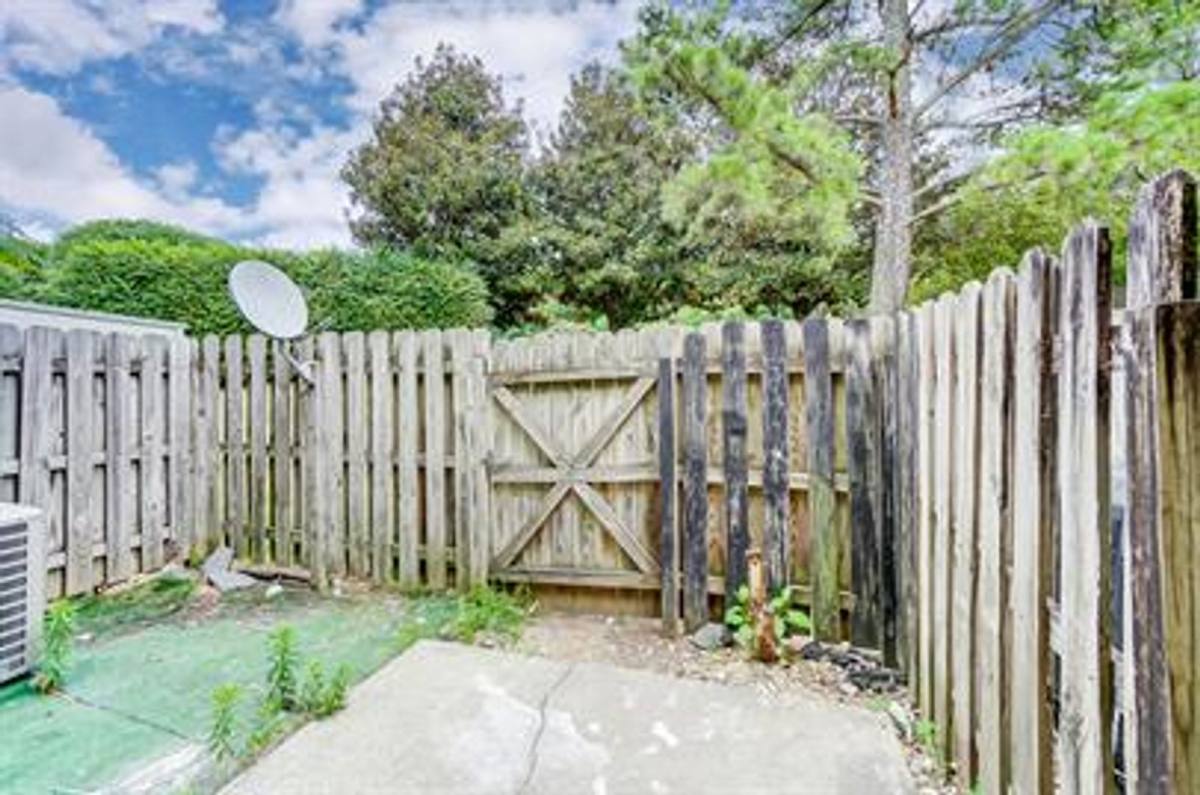 Townhouse for rent at 3821 Mosscroft Lane, Charlotte, NC 28215