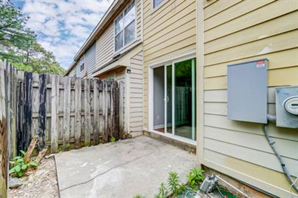 Townhouse for rent at 3821 Mosscroft Lane, Charlotte, NC 28215