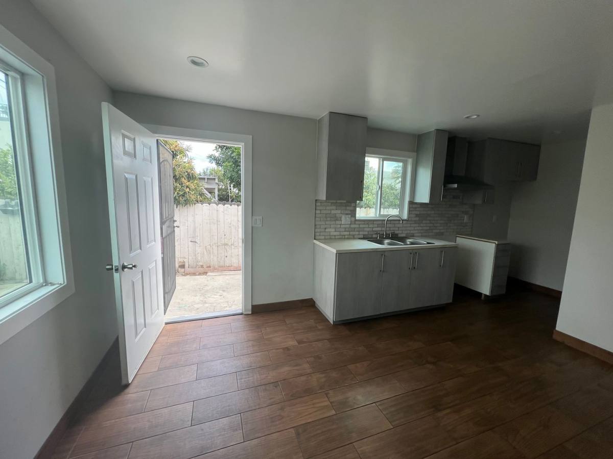 Apartment for rent at 6112 San Pedro, Los Angeles, CA 90003