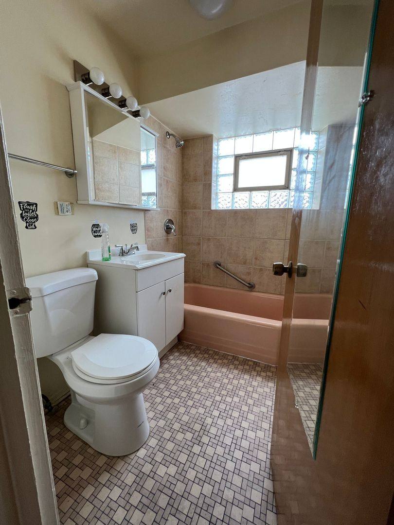 Apartment for rent at 7842-7844 S Jeffery Blvd, Chicago, IL 60649