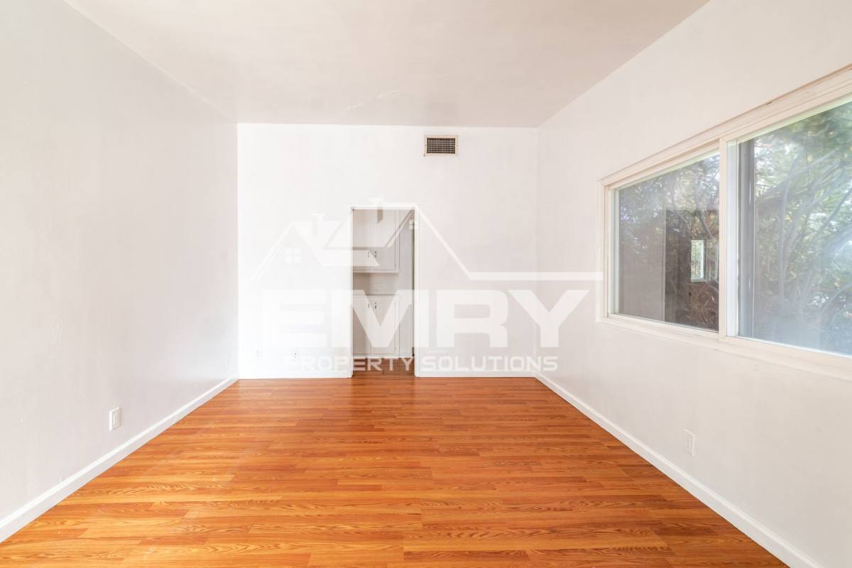 Apartment for rent at 10530 Crenshaw Blvd, Inglewood, CA 90303