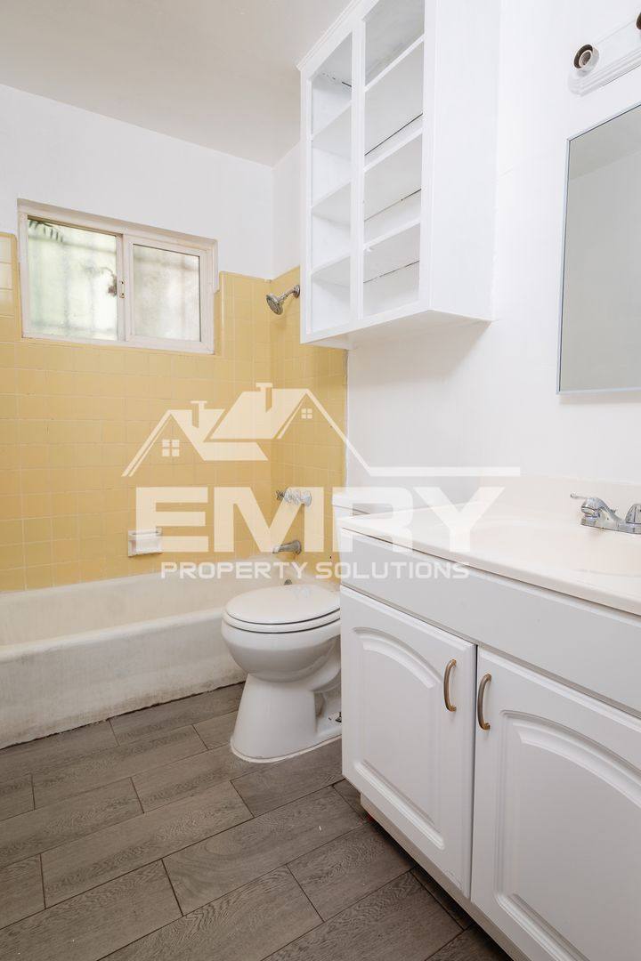 Apartment for rent at 10530 Crenshaw Blvd, Inglewood, CA 90303