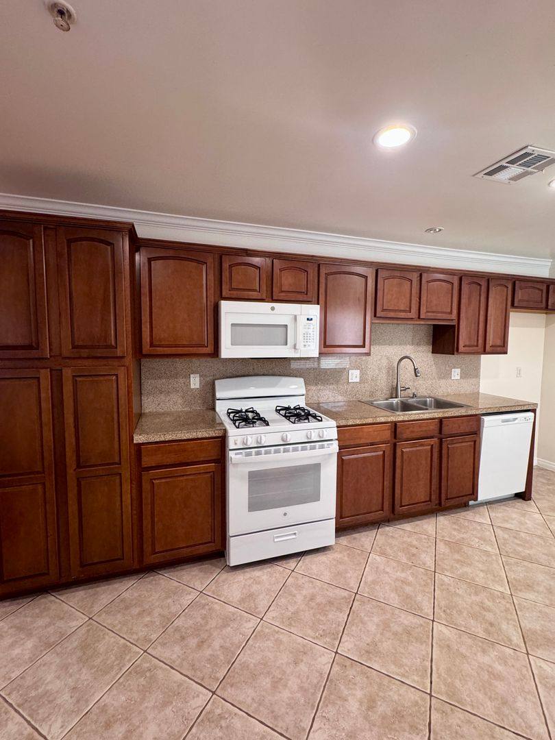 Condo for rent at 13525 Vanowen St, Van Nuys, CA 91405