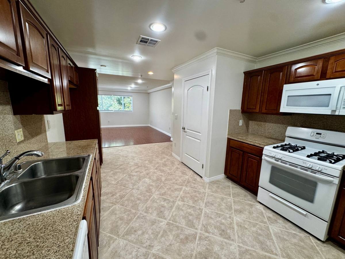 Condo for rent at 13525 Vanowen St #103, Van Nuys, CA 91405
