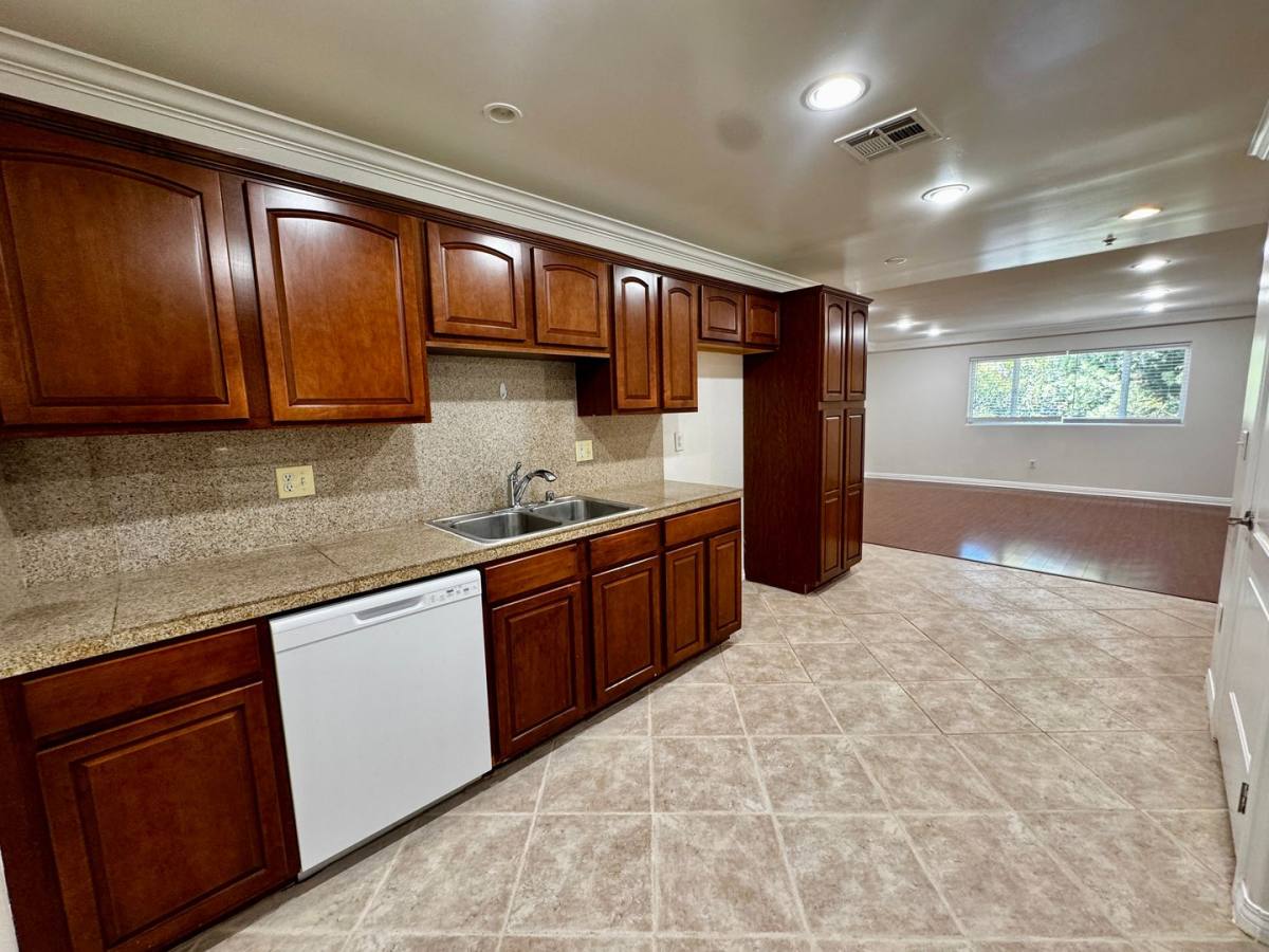 Condo for rent at 13525 Vanowen St #103, Van Nuys, CA 91405