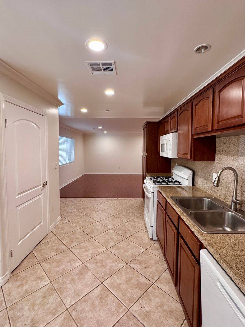 Condo for rent at 13525 Vanowen St, Van Nuys, CA 91405