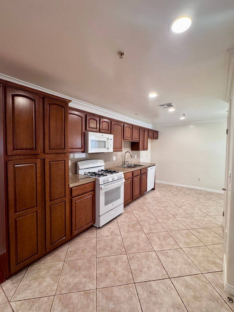 Condo for rent at 13525 Vanowen St, Van Nuys, CA 91405