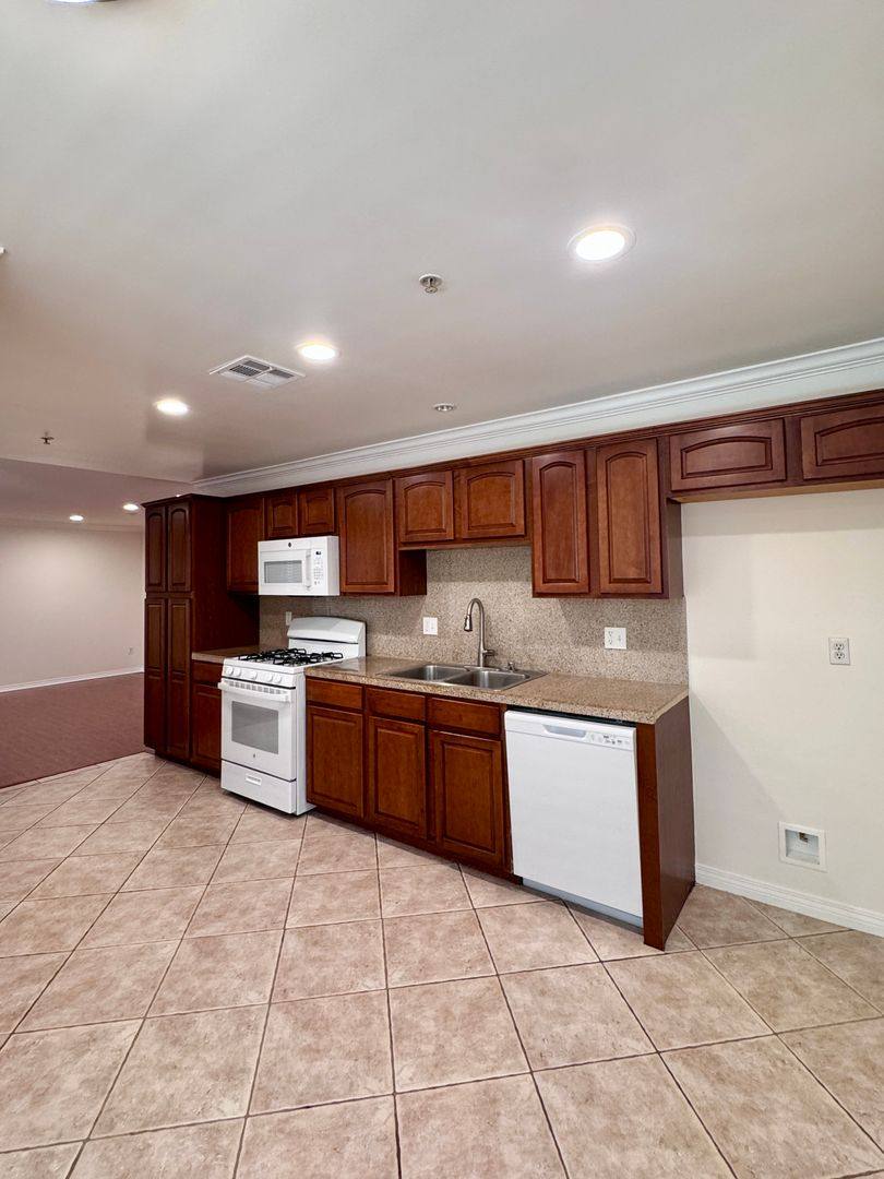 Condo for rent at 13525 Vanowen St, Van Nuys, CA 91405