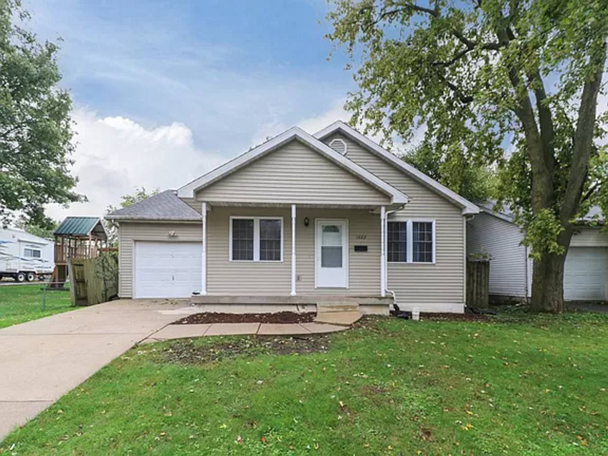 Apartment for rent at 1622 Iowa St, Bloomington, IL 61701