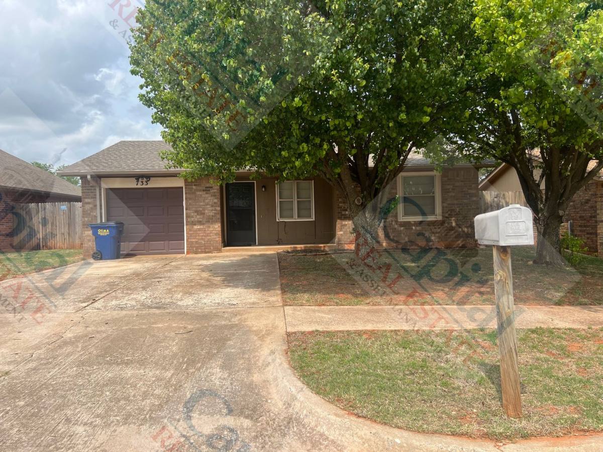 House for rent at 733 W Perry Dr, Mustang, OK 73064