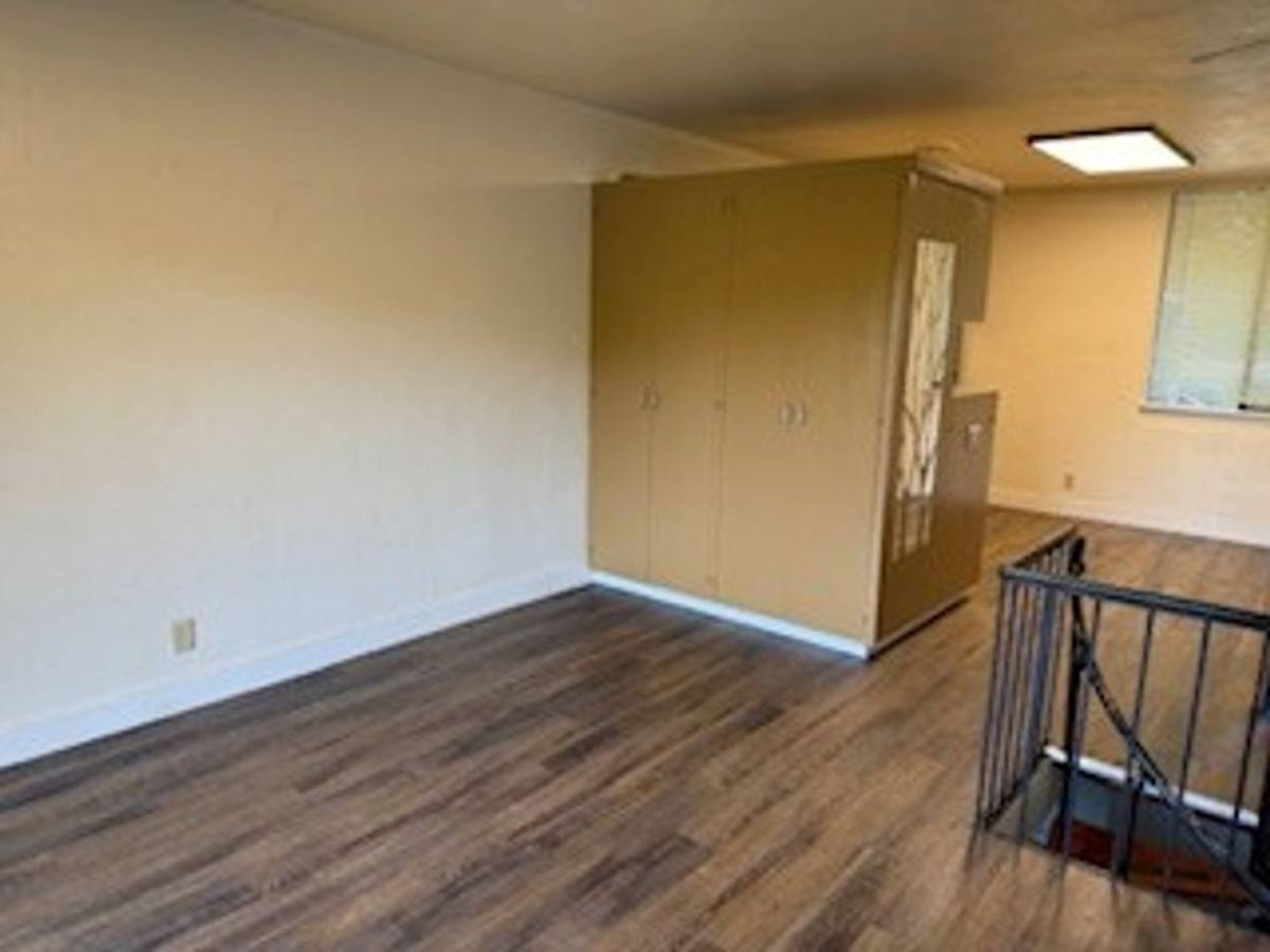 Apartment for rent at 1127 S 10th St, Coos Bay, OR 97420