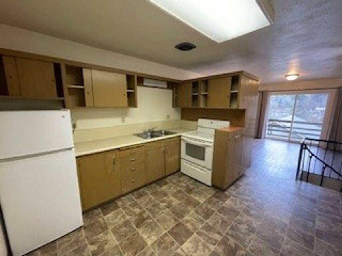 Apartment for rent at 1127 S 10th St, Coos Bay, OR 97420