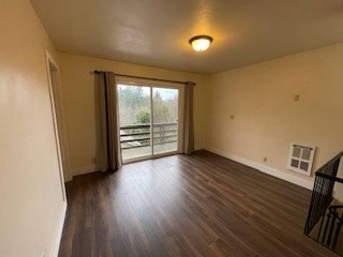 Apartment for rent at 1127 S 10th St, Coos Bay, OR 97420