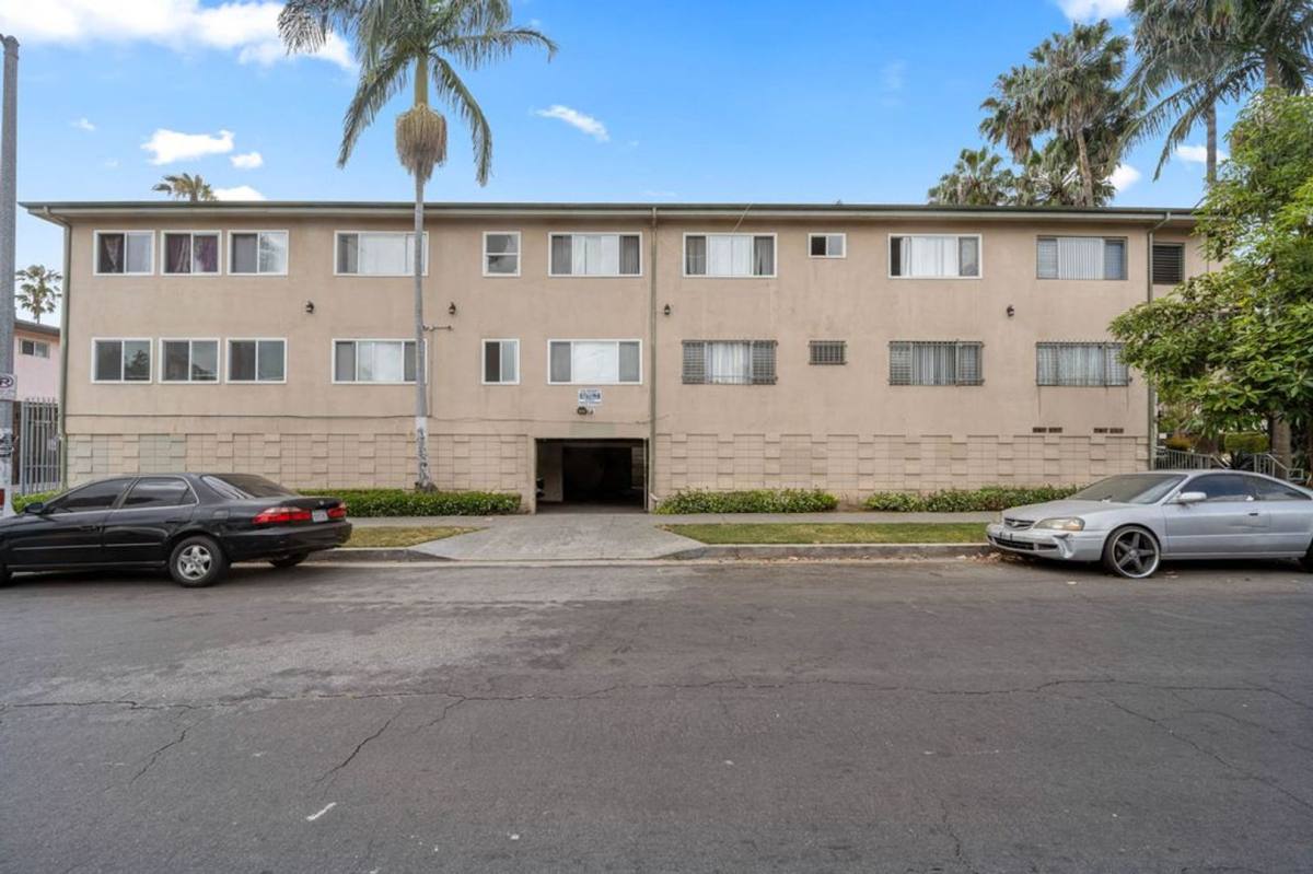 Apartment for rent at 3838 Gibraltar Ave, Los Angeles, CA 90008