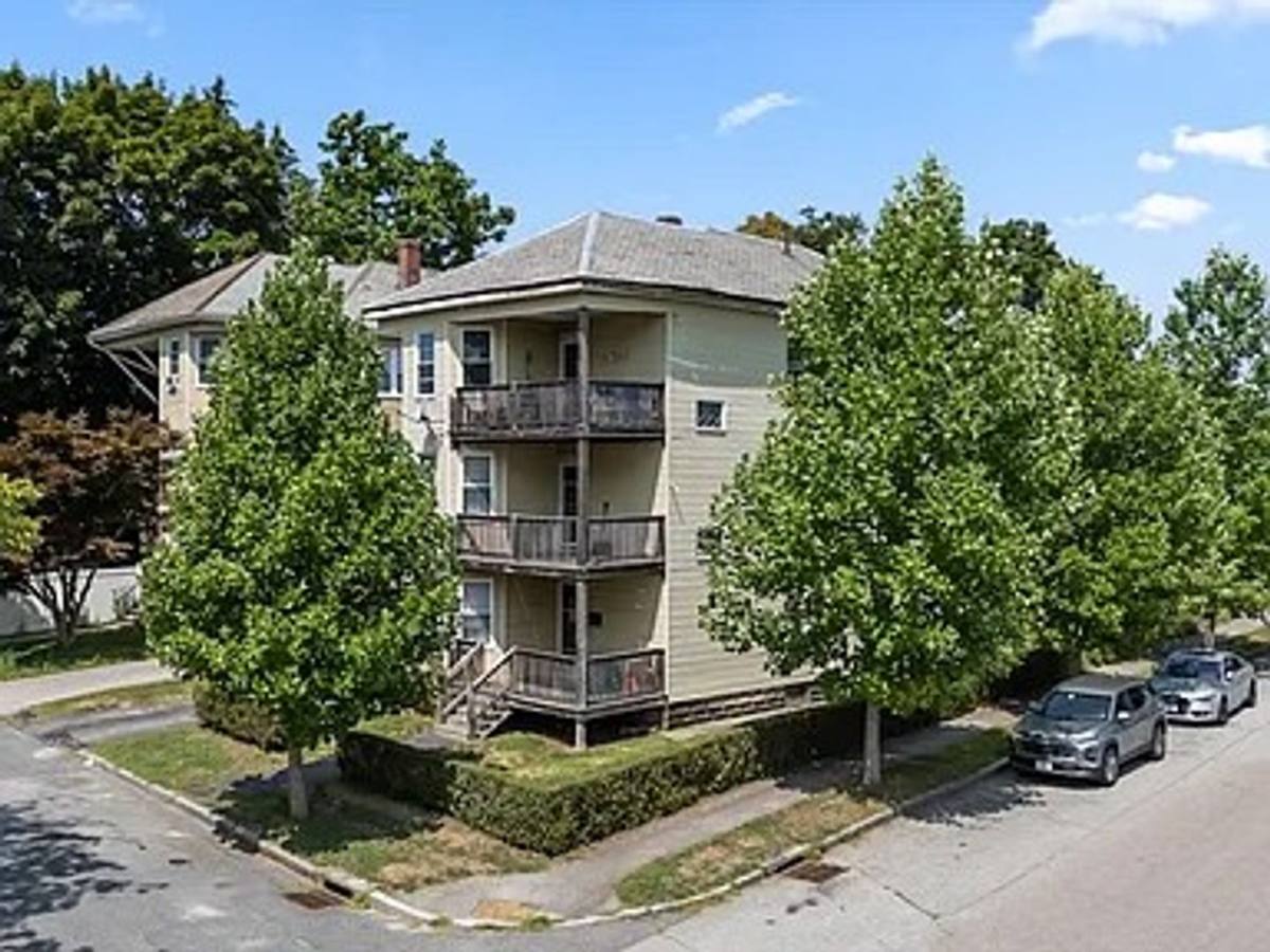 Apartment for rent at 97 Courtland St, Worcester, MA 01602