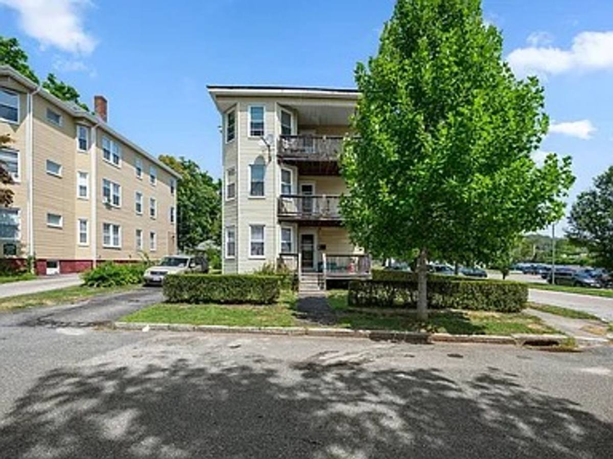 Apartment for rent at 97 Courtland St, Worcester, MA 01602