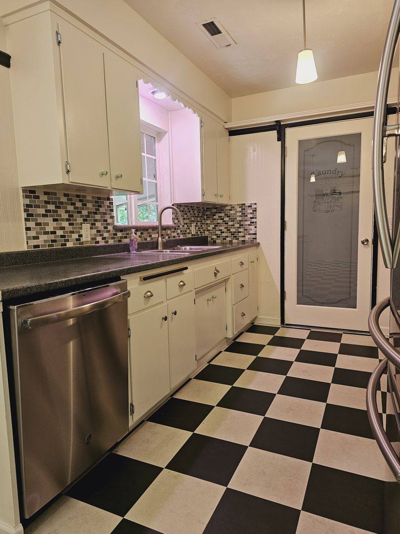House for rent at 530 N Oregon St, Jacksonville, OR 97530