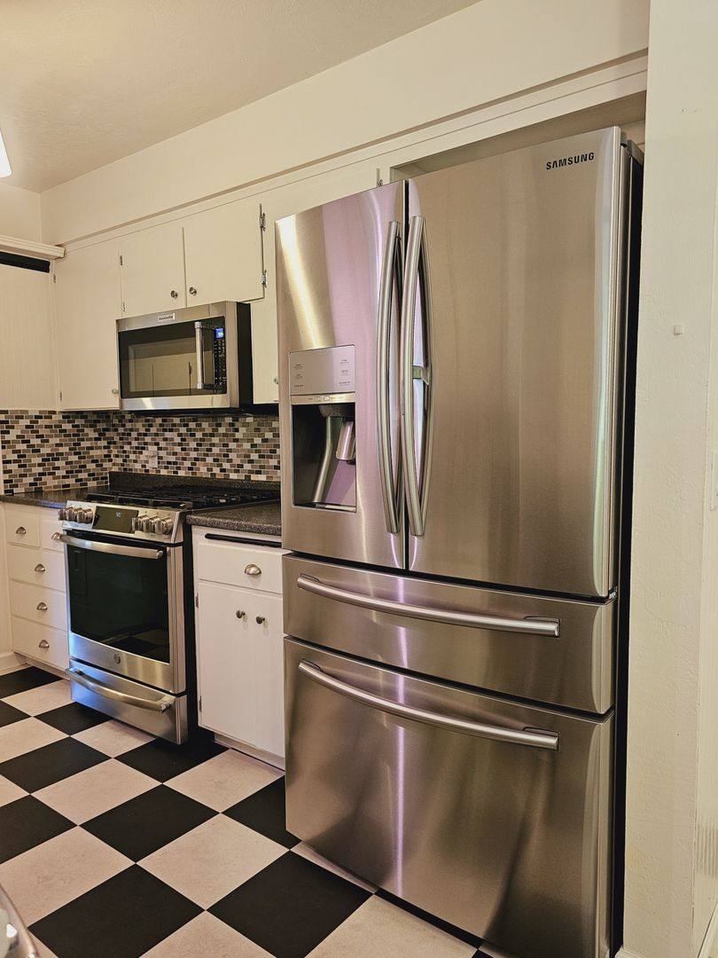 House for rent at 530 N Oregon St, Jacksonville, OR 97530