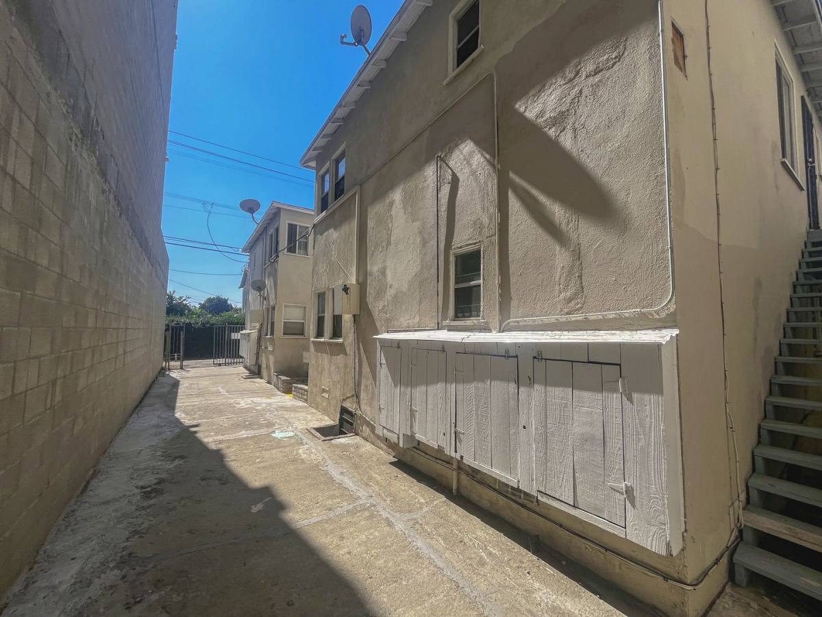 Apartment for rent at 3406 Virginia Rd, Los Angeles, CA 90016