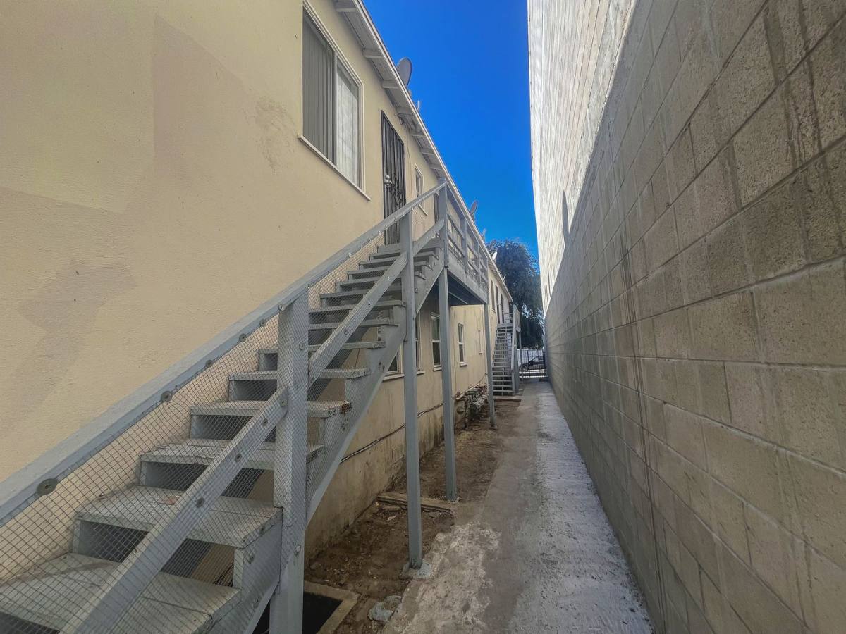 Apartment for rent at 3406 Virginia Rd, Los Angeles, CA 90016