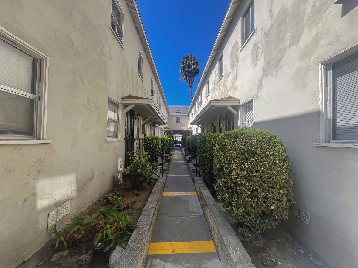 Apartment for rent at 3406 Virginia Rd, Los Angeles, CA 90016