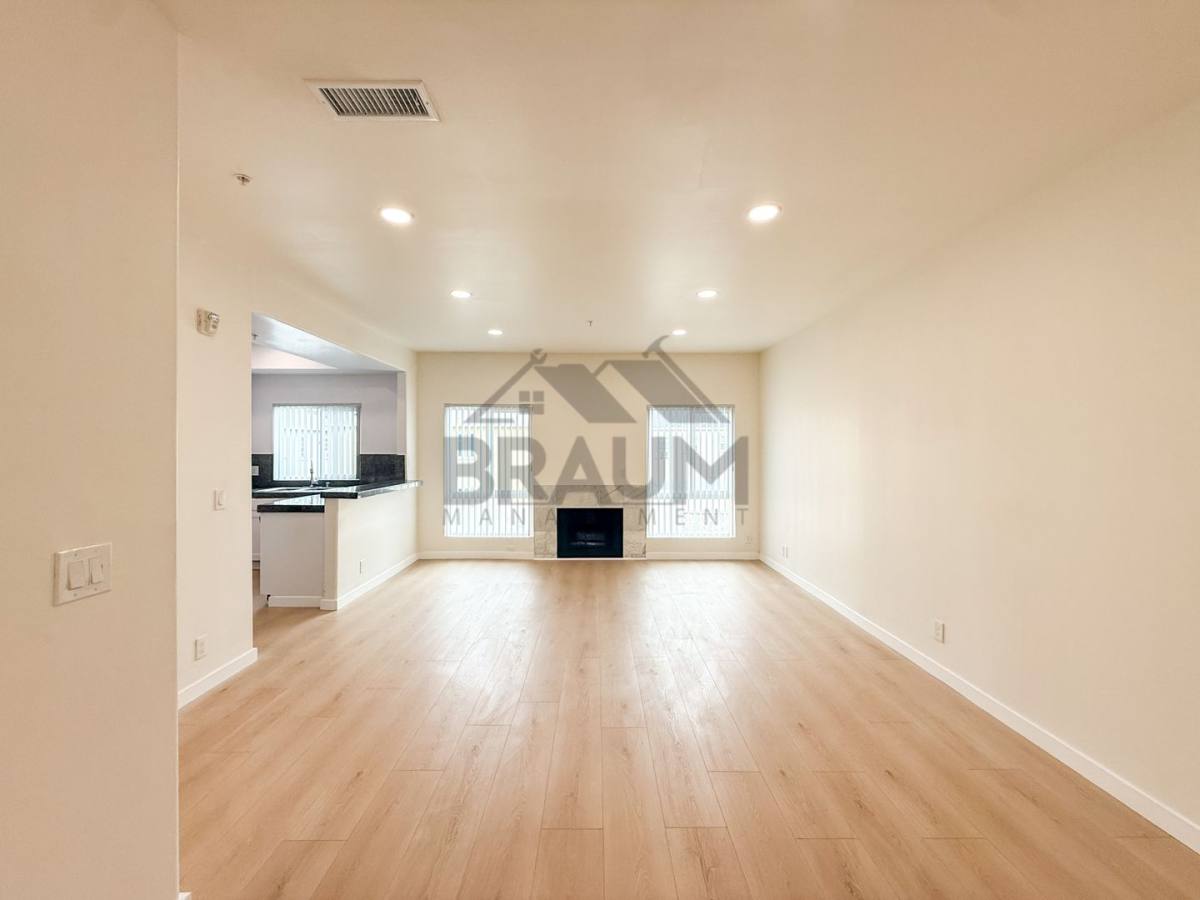 Townhouse for rent at 11035 Moorpark St, North Hollywood, CA 91602