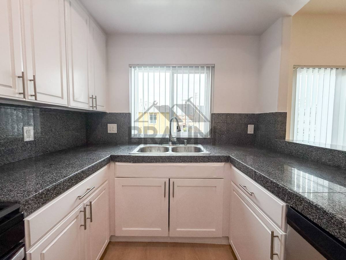Townhouse for rent at 11035 Moorpark St, North Hollywood, CA 91602