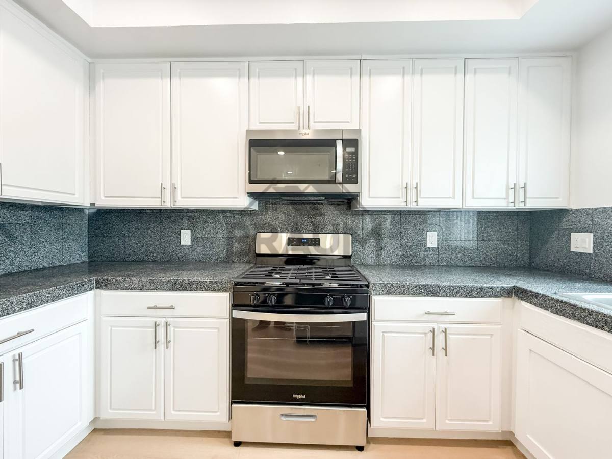 Townhouse for rent at 11035 Moorpark St, North Hollywood, CA 91602