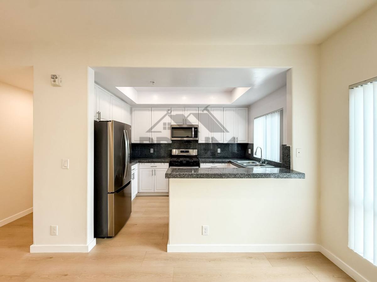 Townhouse for rent at 11035 Moorpark St, North Hollywood, CA 91602