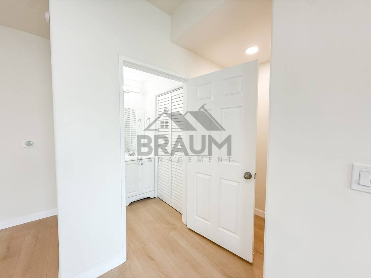 Townhouse for rent at 11035 Moorpark St, North Hollywood, CA 91602