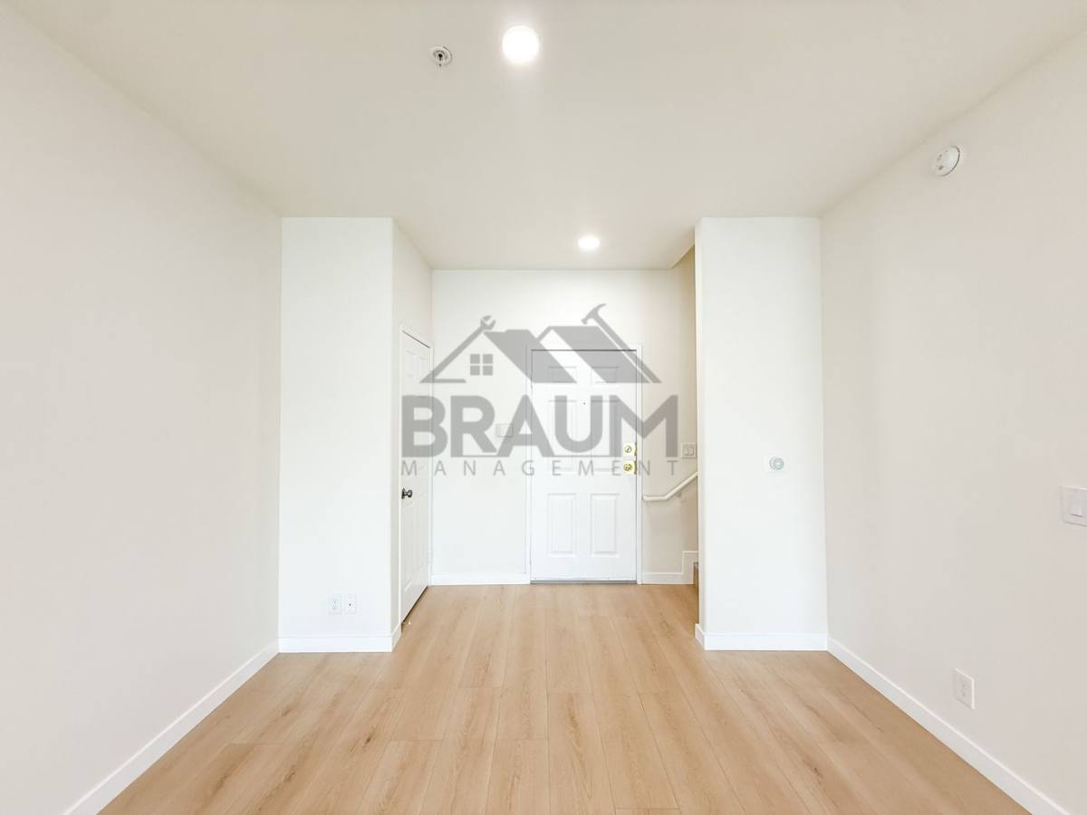 Townhouse for rent at 11035 Moorpark St, North Hollywood, CA 91602