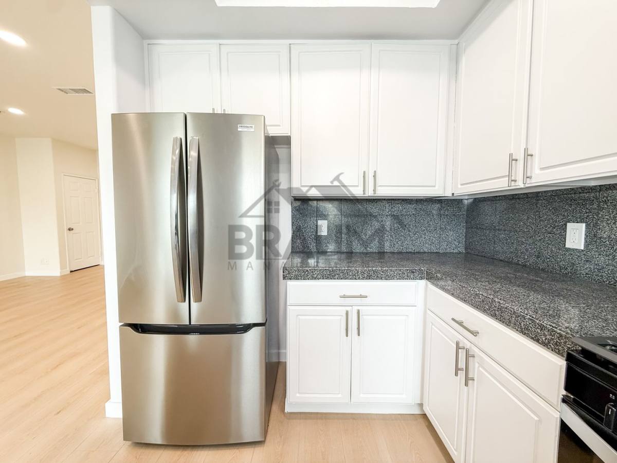 Townhouse for rent at 11035 Moorpark St, North Hollywood, CA 91602